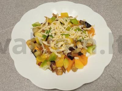 Salotas su keptais baklažanais, pomidorais, paprikomis ir sūriu Žingsnis 6