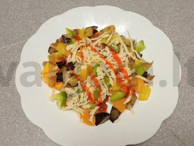 Salotas su keptais baklažanais, pomidorais, paprikomis ir sūriu Žingsnis 7