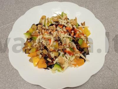 Salotas su keptais baklažanais, pomidorais, paprikomis ir sūriu pagrindine nuotrauka