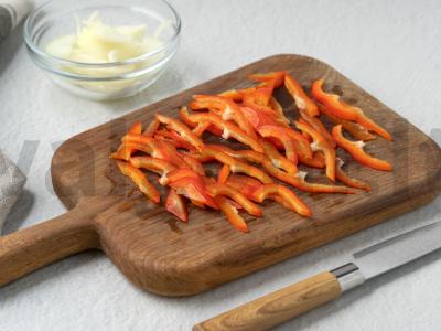 Bulvės su medžiotojų dešrelėmis keptuvėje Žingsnis 2