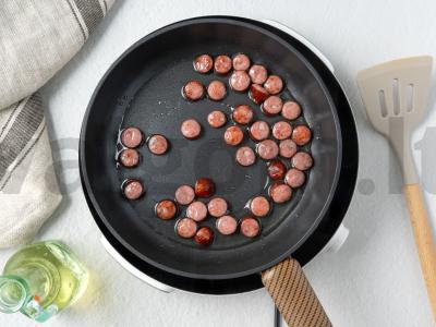 Bulvės su medžiotojų dešrelėmis keptuvėje Žingsnis 4