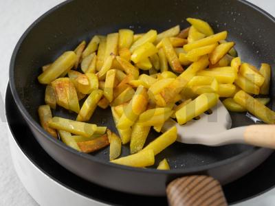 Bulvės su medžiotojų dešrelėmis keptuvėje Žingsnis 5