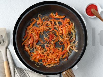 Bulvės su medžiotojų dešrelėmis keptuvėje Žingsnis 6