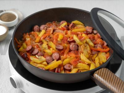 Bulvės su medžiotojų dešrelėmis keptuvėje Žingsnis 7