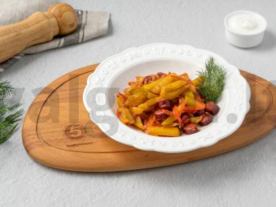 Bulvės su medžiotojų dešrelėmis keptuvėje pagrindine nuotrauka