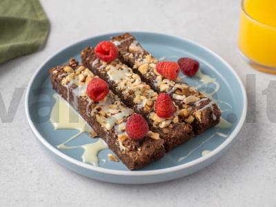 Kakavos ir bananų batonėliai su graikiniais riešutais pagrindine nuotrauka