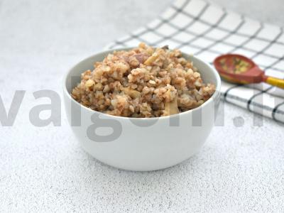 Grikių košė su grybais ir šonine pagrindine nuotrauka