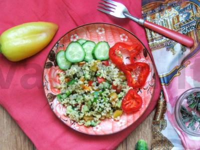 Šiltas bulguro salotas su agurkais ir mėta pagrindine nuotrauka