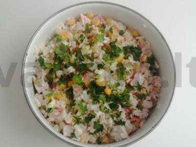 Krabų salotos su žolelėmis ir kukurūzais pagrindine nuotrauka