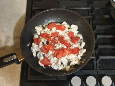 Troškintas mėsa grietinėlės padaže su sūriu ir pomidorais Žingsnis 4