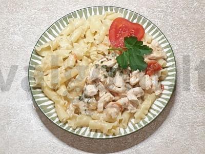 Troškintas mėsa grietinėlės padaže su sūriu ir pomidorais pagrindine nuotrauka