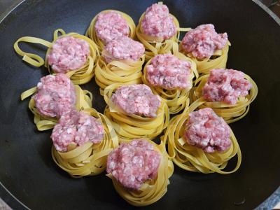 Makaronai-nestai su faršu ir pomidorų padažu keptuvėje Žingsnis 2