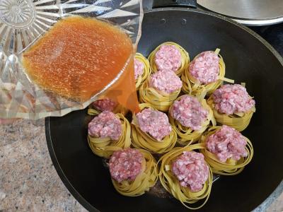 Makaronai-nestai su faršu ir pomidorų padažu keptuvėje Žingsnis 3