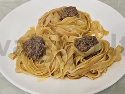 Makaronai-nestai su faršu ir pomidorų padažu keptuvėje pagrindine nuotrauka