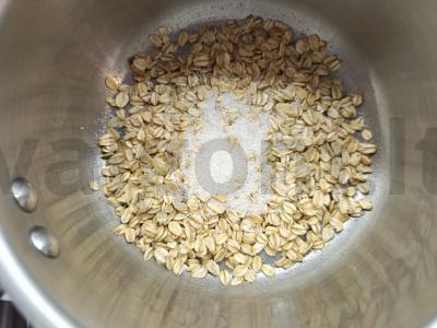 Avižinė košė su bananais ir žemės riešutais Žingsnis 1