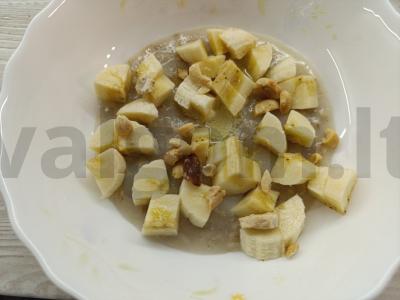 Avižinė košė su bananais ir žemės riešutais pagrindine nuotrauka