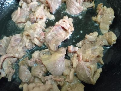 Pusryčiai iš kiaušinio, jautienos bekono ir kuskuso Žingsnis 1