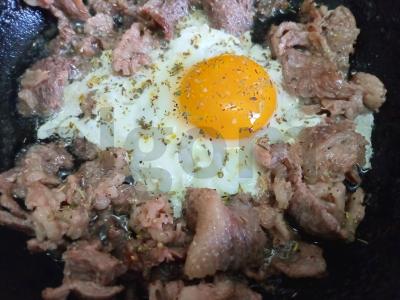 Pusryčiai iš kiaušinio, jautienos bekono ir kuskuso Žingsnis 4