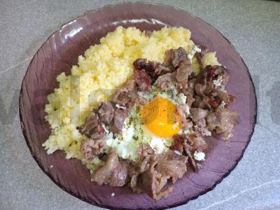 Pusryčiai iš kiaušinio, jautienos bekono ir kuskuso pagrindine nuotrauka