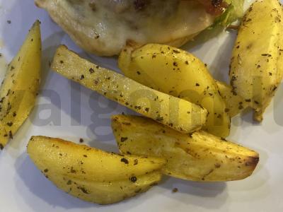 Kaimiški bulvės su paprika ir itališkais prieskoniais pagrindine nuotrauka