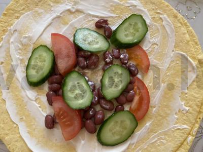 Raudona pupelė su agurku ir pomidoru lavaše Žingsnis 3