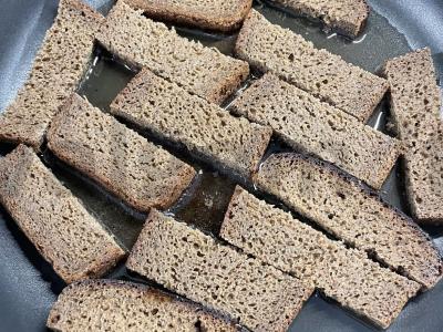 Česnakiniai skrebučiai iš Borodino duonos Žingsnis 2