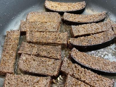 Česnakiniai skrebučiai iš Borodino duonos Žingsnis 3