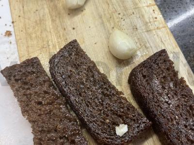 Česnakiniai skrebučiai iš Borodino duonos Žingsnis 5