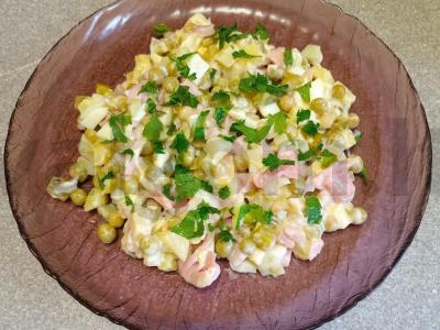 Salotas „Žieminis“ su rūkytomis vištienos krūtinėlėmis pagrindine nuotrauka