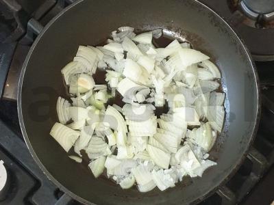 Vištienos, kiaušinio ir svogūno pyragas Žingsnis 1