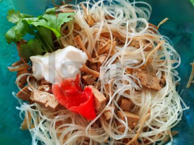 Funchosa su enoki grybais ir tofu pagrindine nuotrauka