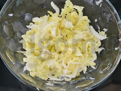 Salotos su kukurūzais ir Pekino kopūstu Žingsnis 1