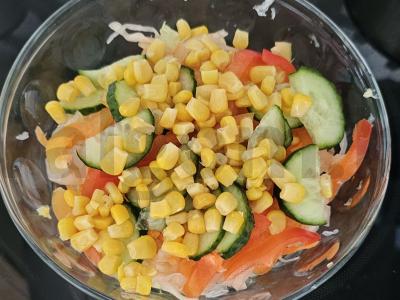 Salotos su kukurūzais ir Pekino kopūstu Žingsnis 3