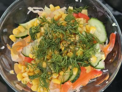 Salotos su kukurūzais ir Pekino kopūstu Žingsnis 4