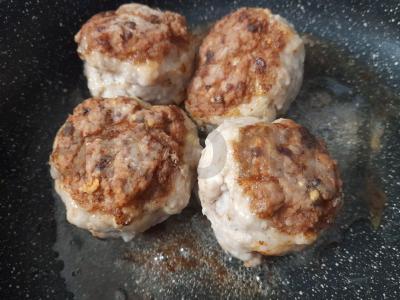 Sultingi kotletai su svogūnais pietums Žingsnis 8