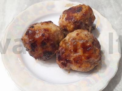 Sultingi kotletai su svogūnais pietums pagrindine nuotrauka