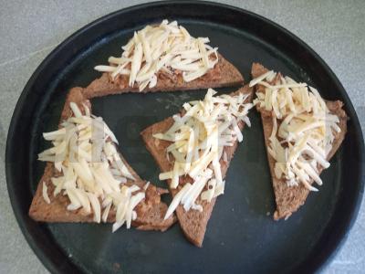 Karšti sumuštiniai su silkėmis pomidorų padaže Žingsnis 4