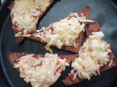 Karšti sumuštiniai su silkėmis pomidorų padaže Žingsnis 5