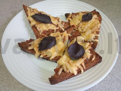 Karšti sumuštiniai su silkėmis pomidorų padaže pagrindine nuotrauka