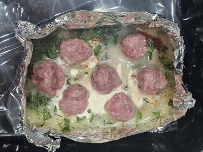 Mėsos kukuliai orkaitėje su grietinės-tomato padažu ir žolelėmis Žingsnis 4