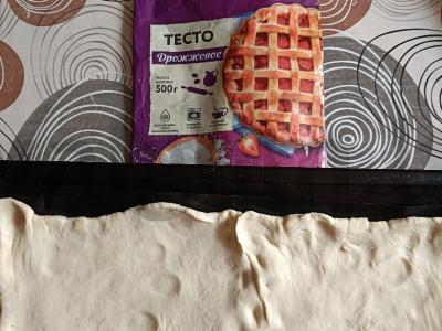 Sluoksniuota tešla su dešra, pomidorais ir mocarela Žingsnis 1