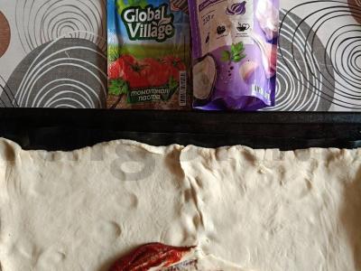 Sluoksniuota tešla su dešra, pomidorais ir mocarela Žingsnis 2