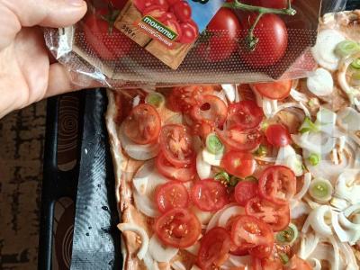 Sluoksniuota tešla su dešra, pomidorais ir mocarela Žingsnis 4