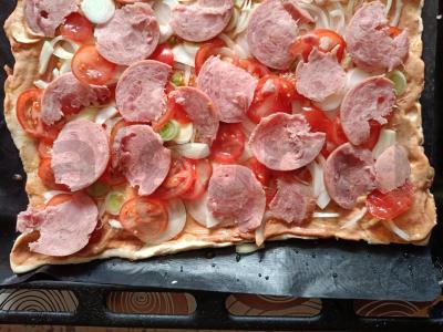 Sluoksniuota tešla su dešra, pomidorais ir mocarela Žingsnis 5