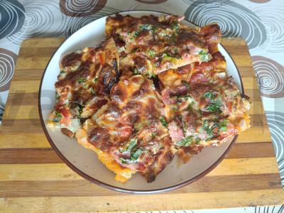 Sluoksniuota tešla su dešra, pomidorais ir mocarela pagrindine nuotrauka