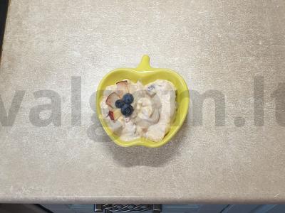 Desertas su rikota ir vaisiais pagrindine nuotrauka