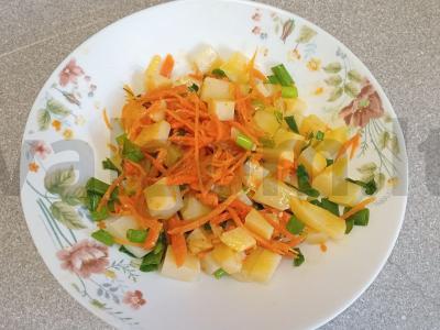 Bulvių salotos su korėjietiška morkų salotomis Žingsnis 5