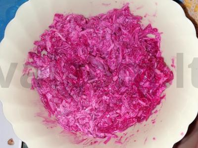 Aštrus burokėlių salotas su sūriu pagrindine nuotrauka