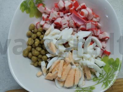 Salotos su krabų lazdelėmis ir žirniais Žingsnis 2