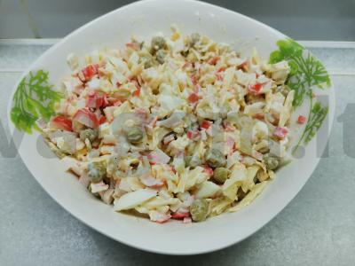 Salotos su krabų lazdelėmis ir žirniais pagrindine nuotrauka